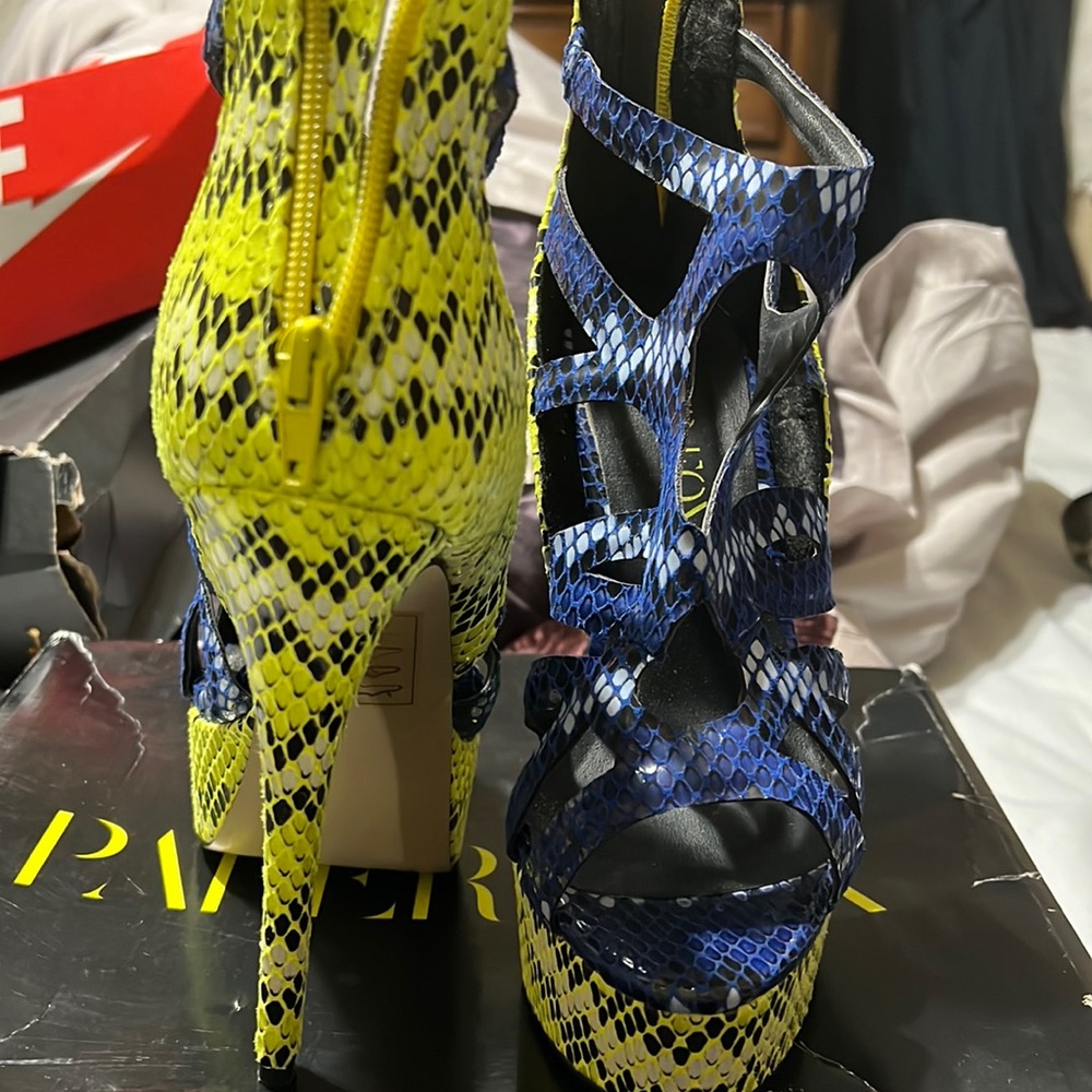 Paper Fon, Size 7, worn